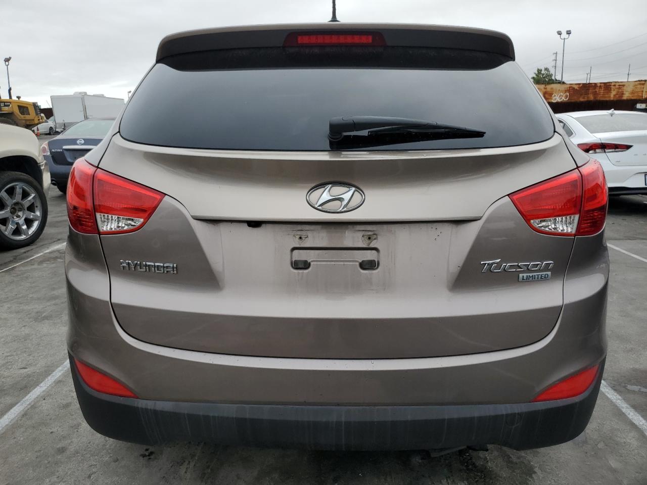 2012 Hyundai Tucson VIN KM8JU3AC0CU374913 Copart auction photo, vandalism / stripped damage thumbnail 6