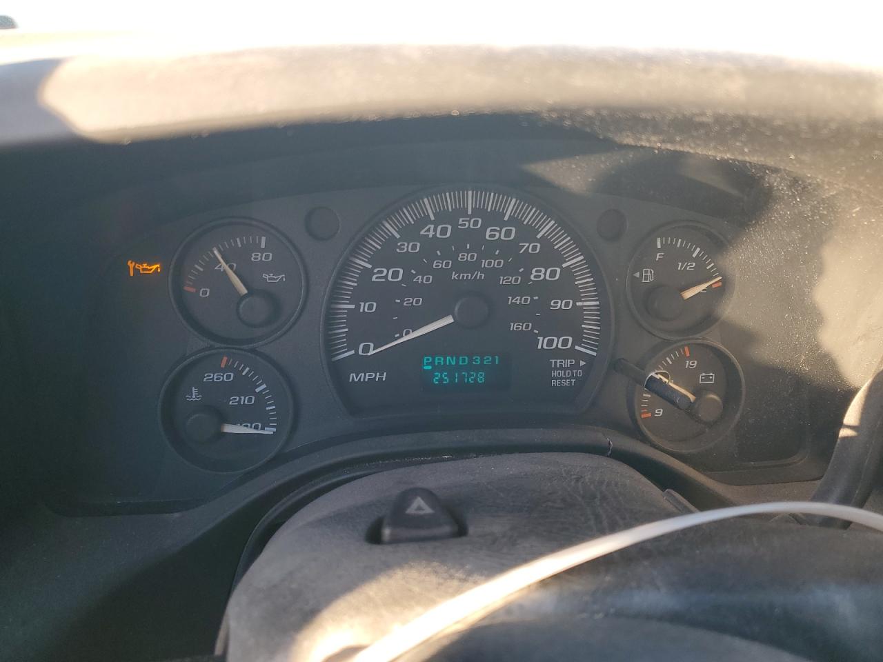 2005 Chevrolet Express VIN 1GCGG25V051108128 Copart auction photo, front end / hail damage thumbnail 9