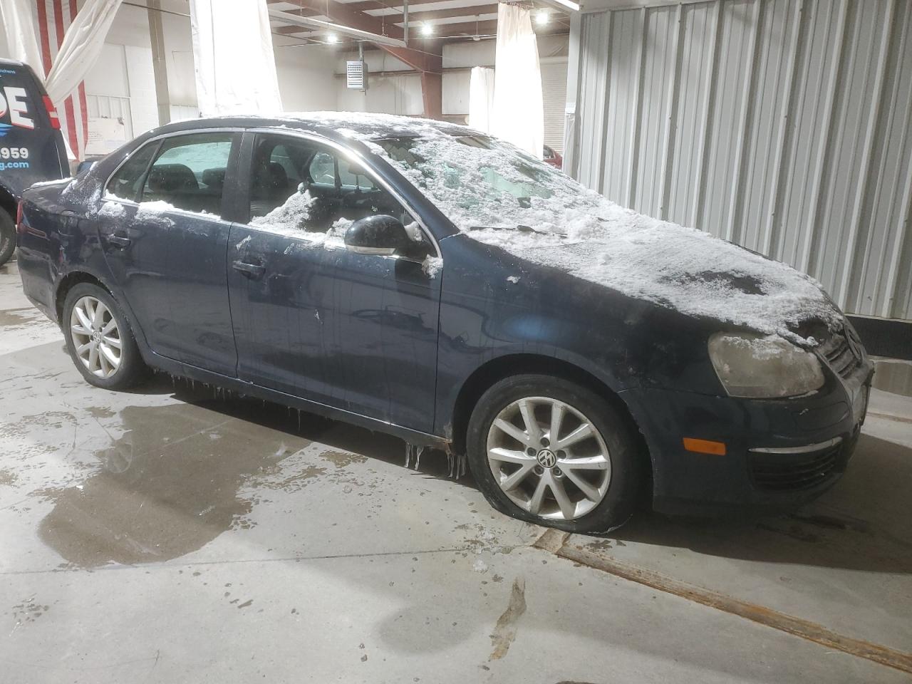 2009 Volkswagen Jetta VIN 3VWRZ71K49M172173 Copart auction photo, front end / side damage thumbnail 4