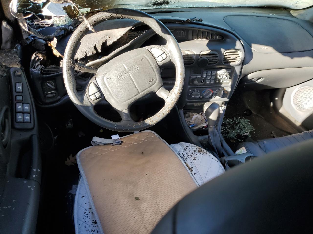 2000 Pontiac Grand Prix VIN 1G2WP52K0YF231317 Copart auction photo, burn / all over damage thumbnail 8