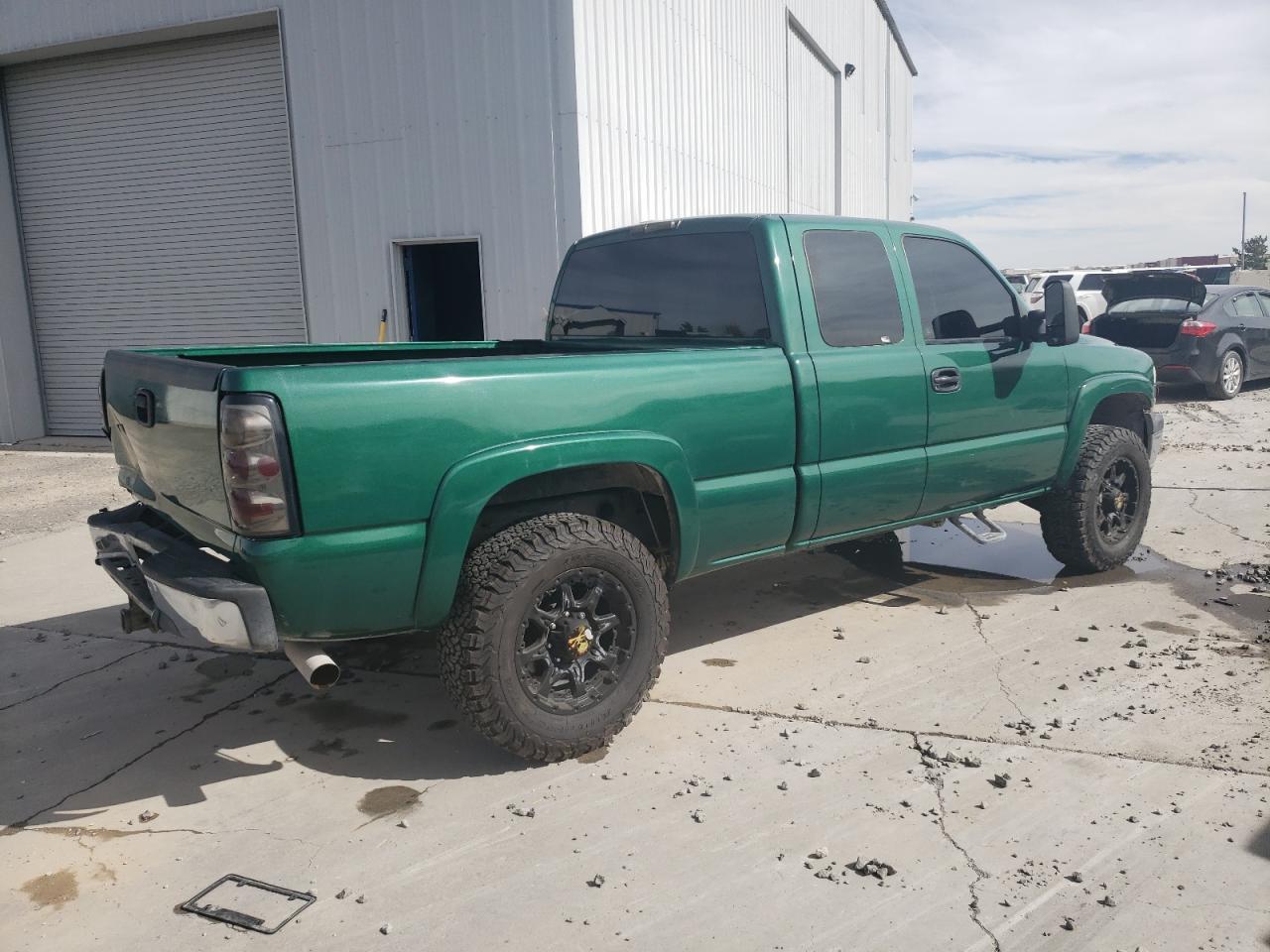 2000 Chevrolet Silverado VIN 1GCGK29U7YE143083 Copart auction photo, rear end damage thumbnail 3