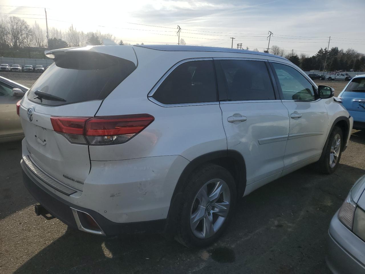 2017 Toyota Highlander VIN 5TDDZRFH1HS477473 Copart auction photo, front end damage thumbnail 3