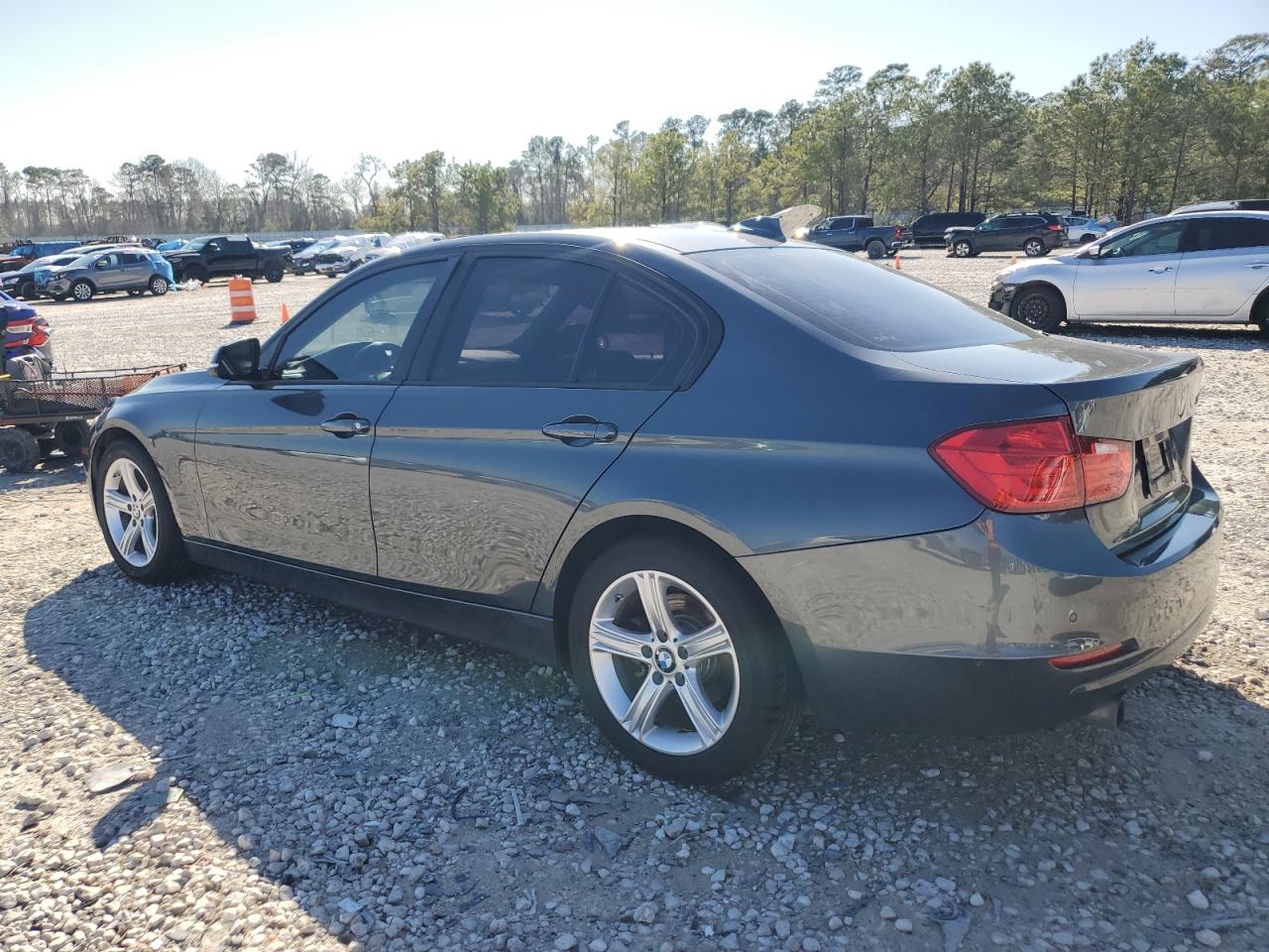 2015 BMW 3er VIN WBA3B1G57FNT63175 Copart auction photo, undercarriage / minor dent/scratches damage thumbnail 2