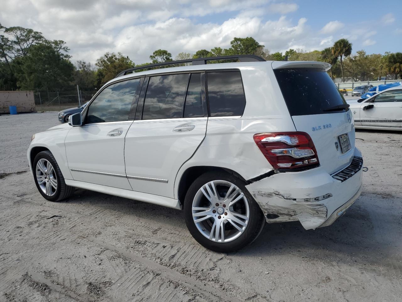 2014 Mercedes-Benz GLK-klasse VIN WDCGG5HB3EG311914 Copart auction photo, rear end / minor dent/scratches damage thumbnail 2