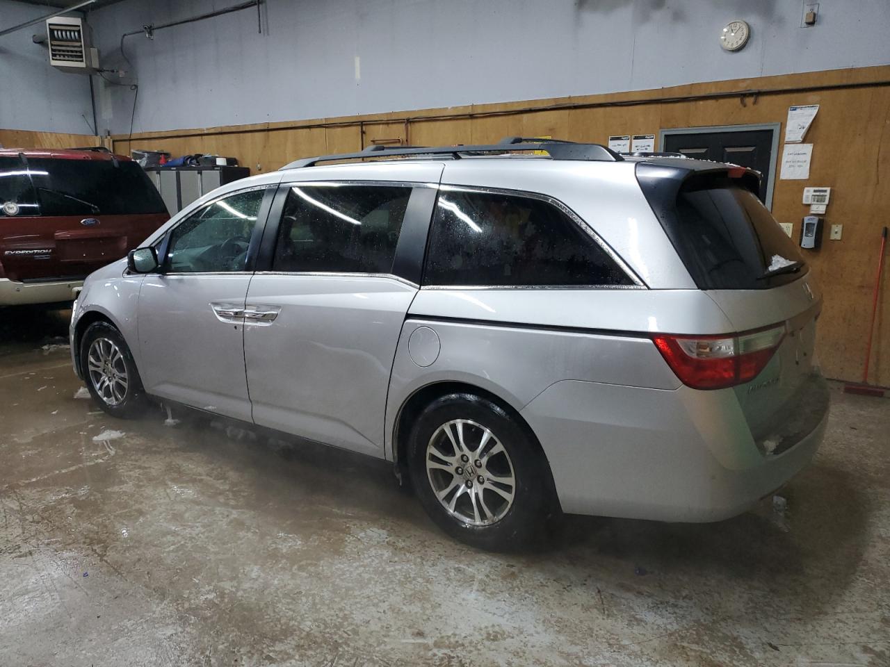2011 Honda Odyssey VIN 5FNRL5H62BB085934 Copart auction photo, front end / minor dent/scratches damage thumbnail 2