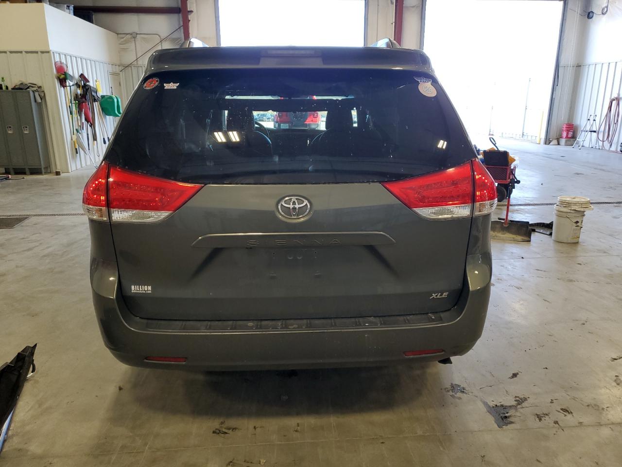 2011 Toyota Sienna VIN 5TDYK3DC6BS099328 Copart auction photo, front end / side damage thumbnail 6