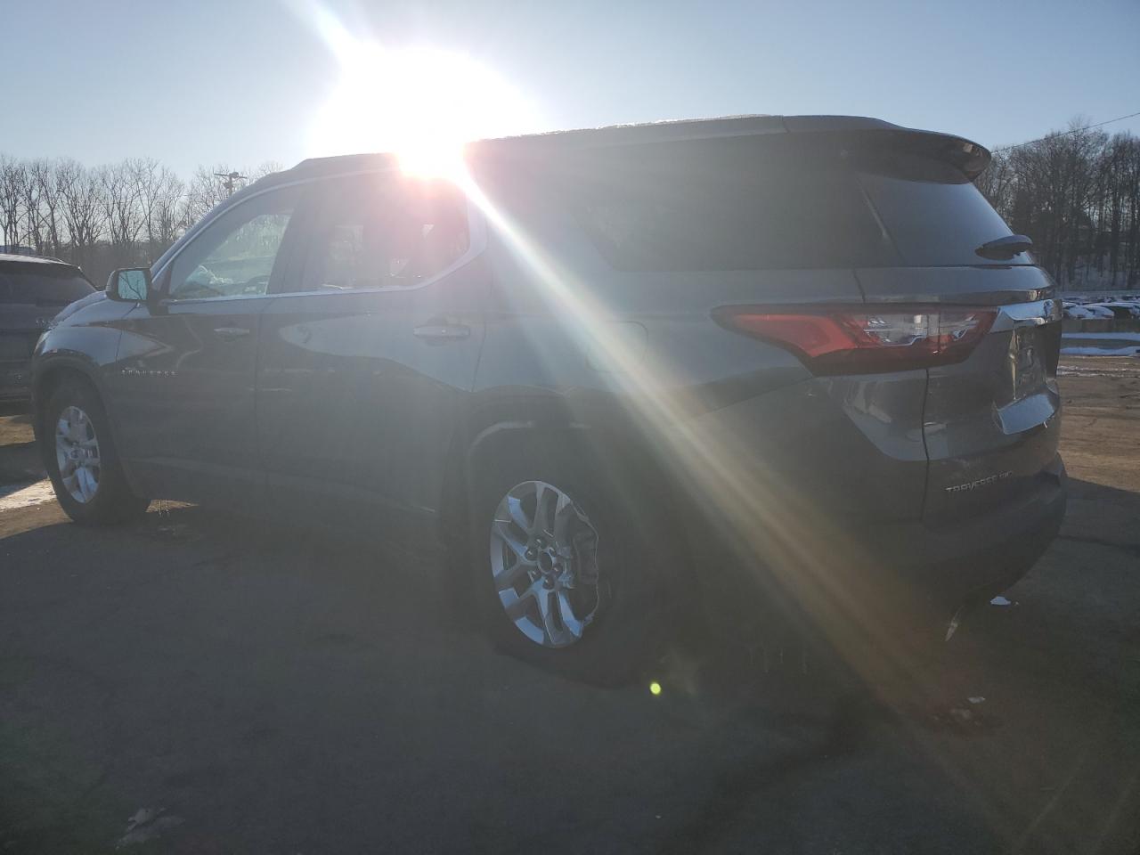 2021 Chevrolet Traverse VIN 1GNEVFKWXMJ104532 Copart auction photo, rear end / side damage thumbnail 2