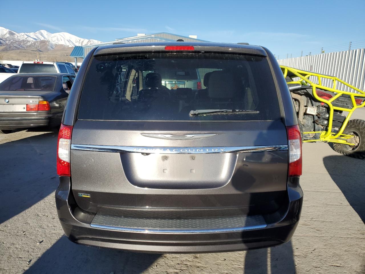 2015 Chrysler Town & Country VIN 2C4RC1BG2FR661770 Copart auction photo, side / front end damage thumbnail 6
