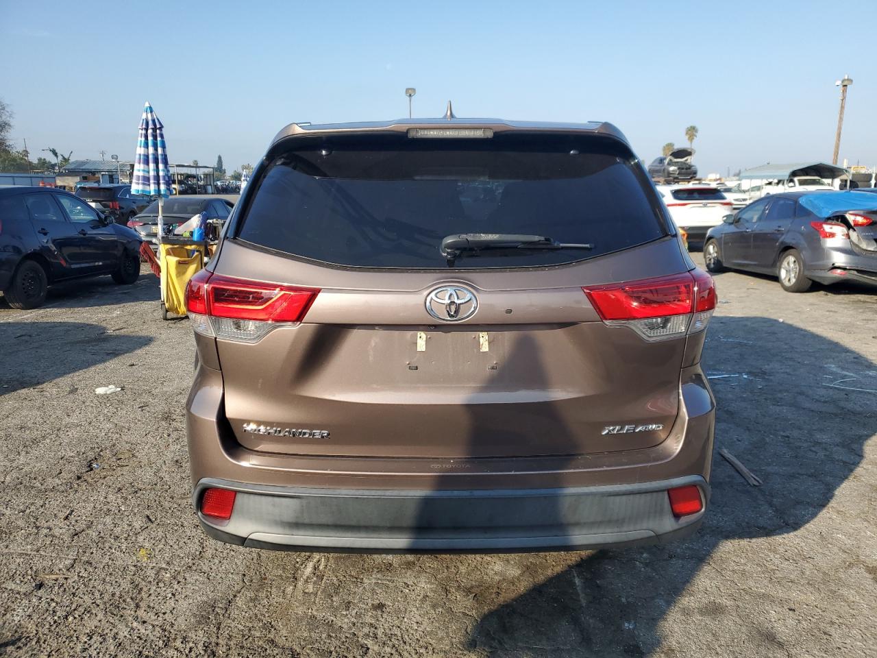 2018 Toyota Highlander VIN 5TDJZRFHXJS851541 Copart auction photo, front end / minor dent/scratches damage thumbnail 6