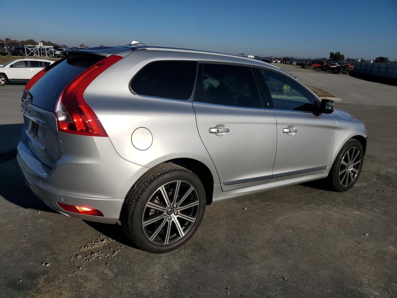 2016 Volvo XC60 VIN YV440MDK4G2853498 Copart auction photo, front end damage thumbnail 3