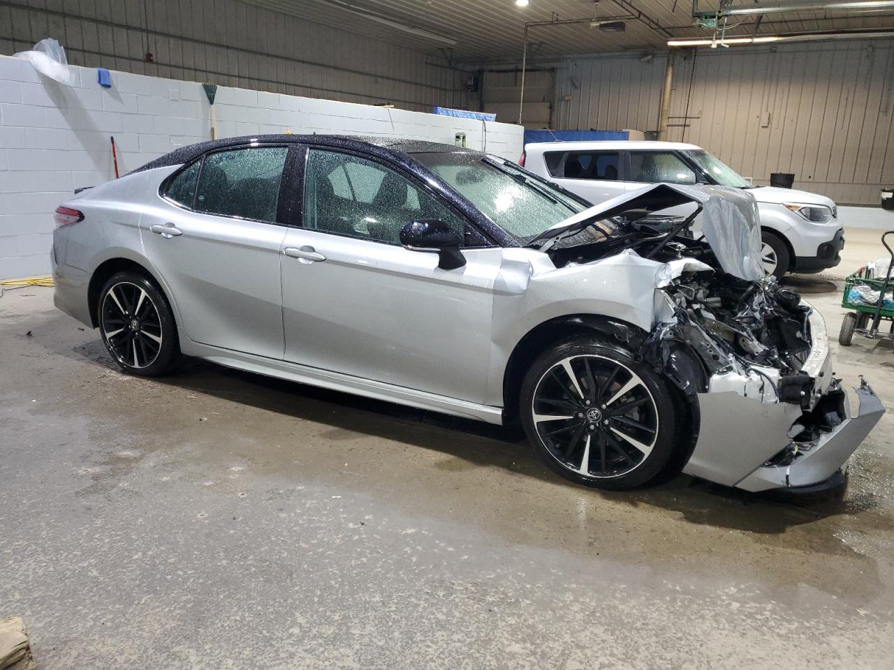 2019 Toyota Camry VIN 4T1B61HK0KU188383 Copart auction photo, front end / minor dent/scratches damage thumbnail 4