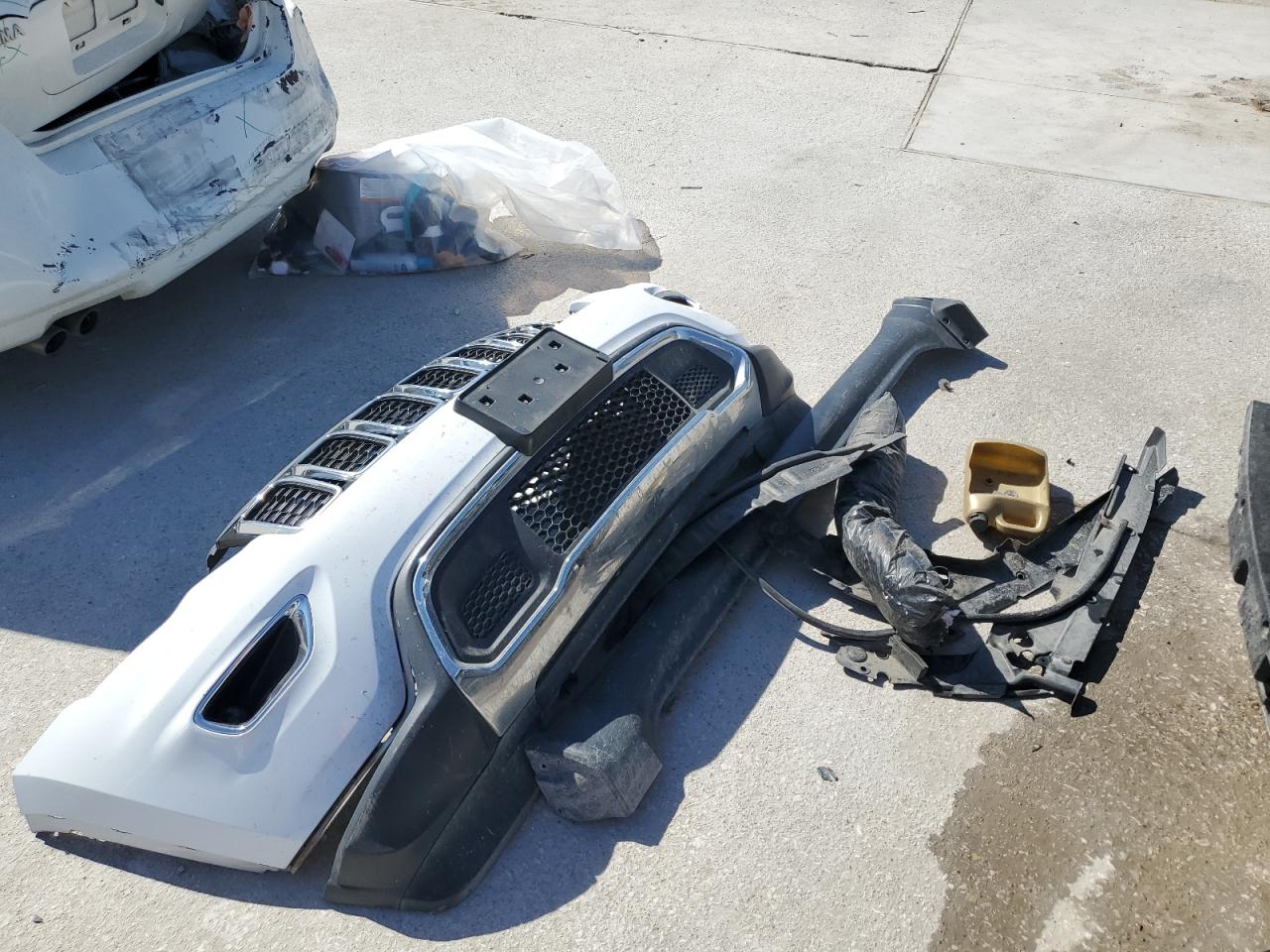 2017 Jeep Grand Cherokee VIN 1C4RJFBGXHC959319 Copart auction photo, front end / minor dent/scratches damage thumbnail 13