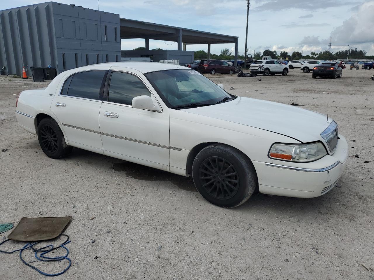 2009 Lincoln Town Car VIN 2LNHM82V99X617986 Copart auction photo, side / minor dent/scratches damage thumbnail 4