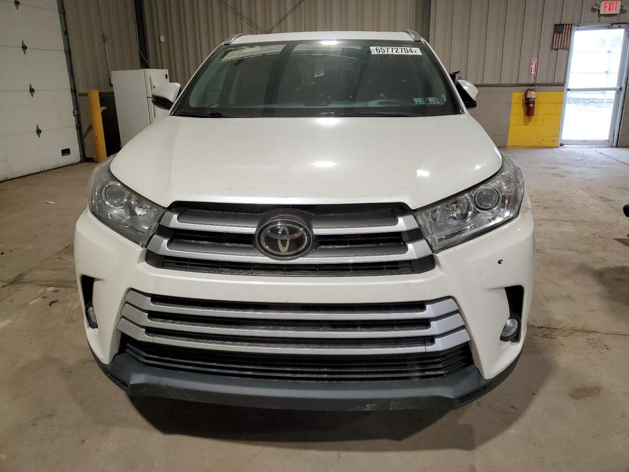 2017 Toyota Highlander VIN 5TDJZRFH7HS369135 Copart auction photo, vandalism damage thumbnail 5