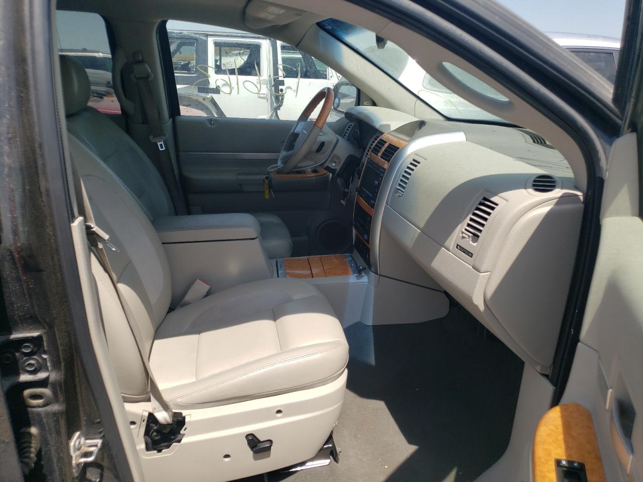 2007 Chrysler Aspen VIN 1A8HW58247F585301 Copart auction photo, front end / minor dent/scratches damage thumbnail 5