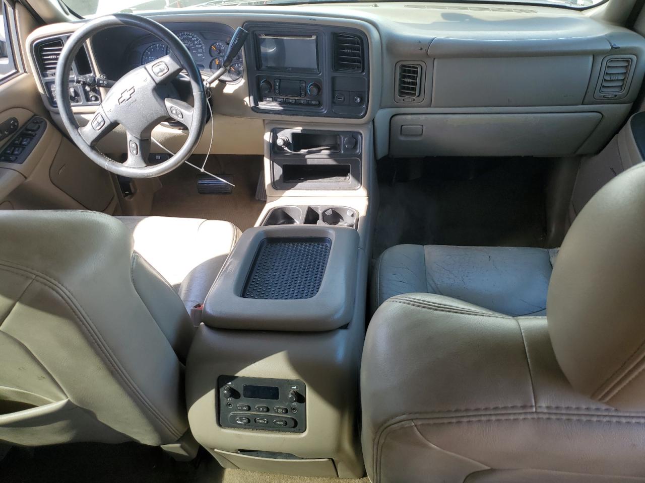 2004 Chevrolet Suburban VIN 1GNEC16TX4J317411 Copart auction photo, side / front end damage thumbnail 8