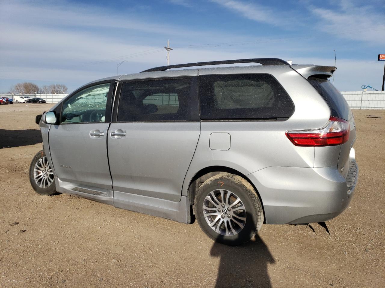 2019 Toyota Sienna VIN 5TDYZ3DC3KS997008 Copart auction photo, front end / side damage thumbnail 2