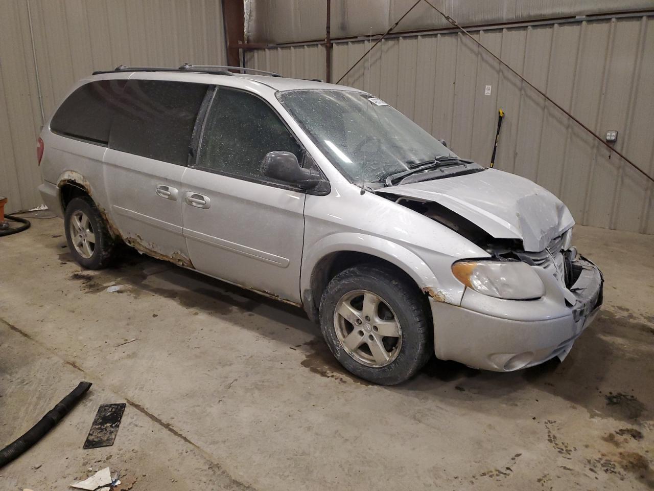 2005 Dodge Caravan VIN 2D4GP44L45R310643 Copart auction photo, front end damage thumbnail 4