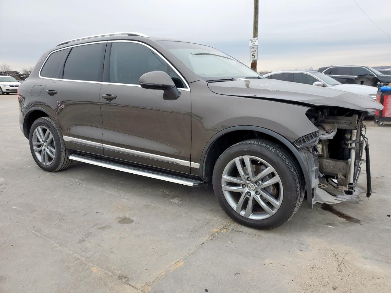 2015 Volkswagen Touareg VIN WVGEF9BP2FD007404 Copart auction photo, front end damage thumbnail 4
