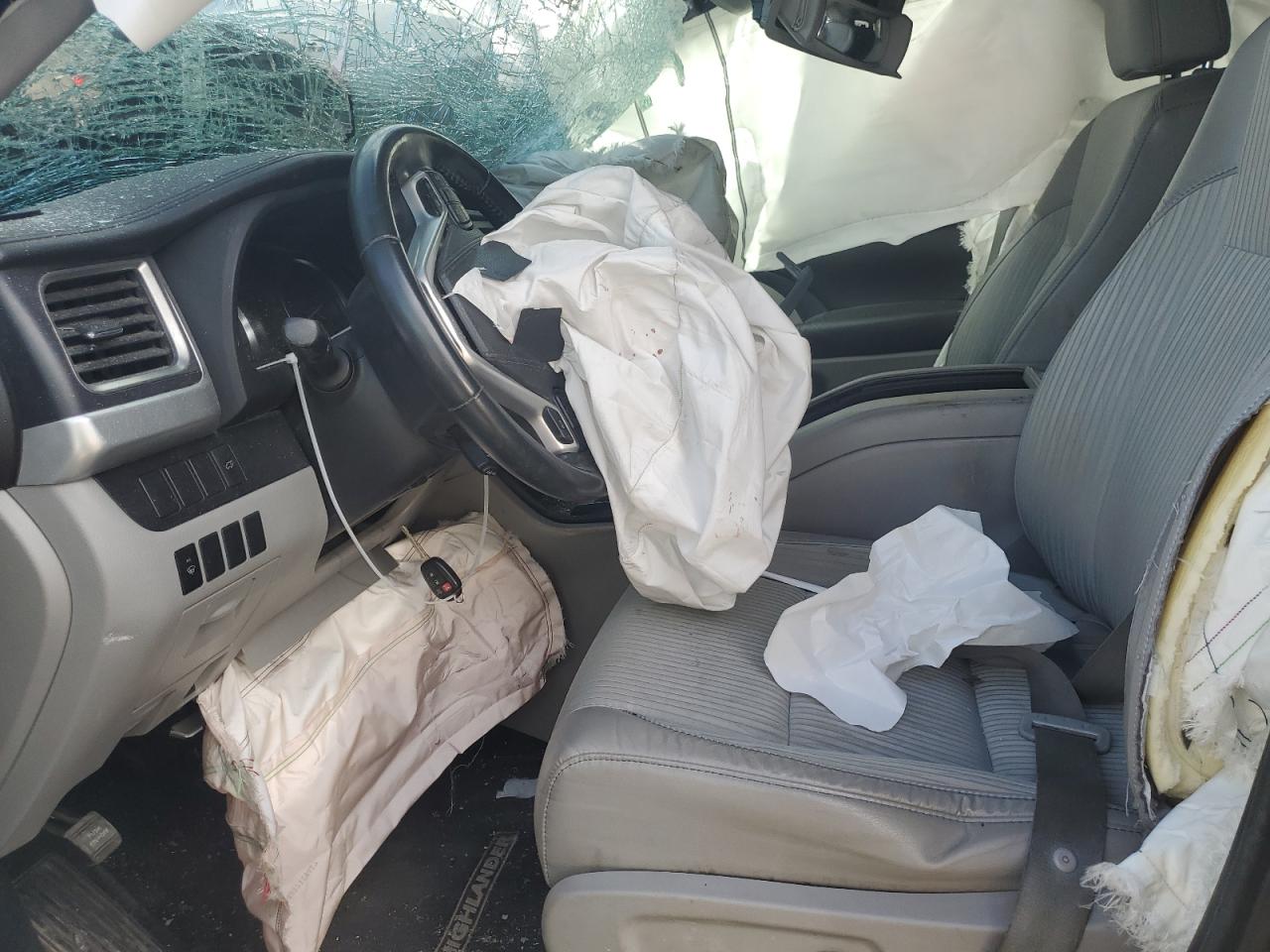 2015 Toyota Highlander VIN 5TDBKRFH4FS202155 Copart auction photo, front end damage thumbnail 7