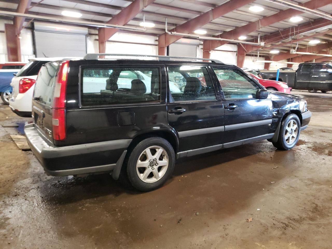 1998 Volvo V70 VIN YV1LZ5642W2452632 Copart auction photo, front end / side damage thumbnail 3