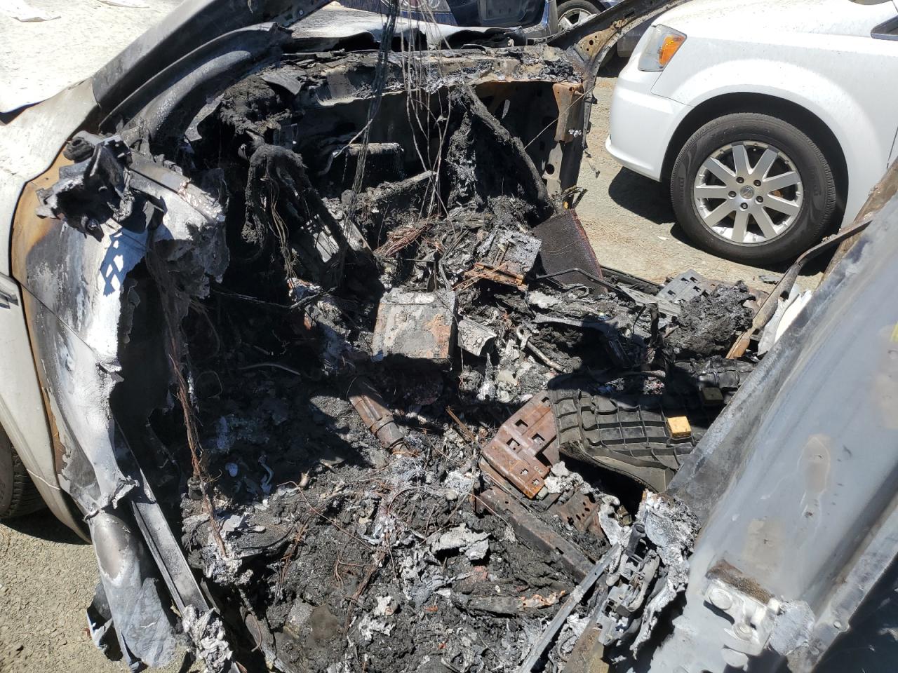 2017 Bentley Bentayga VIN SJAAC2ZV6HC015975 Copart auction photo, burn damage thumbnail 7