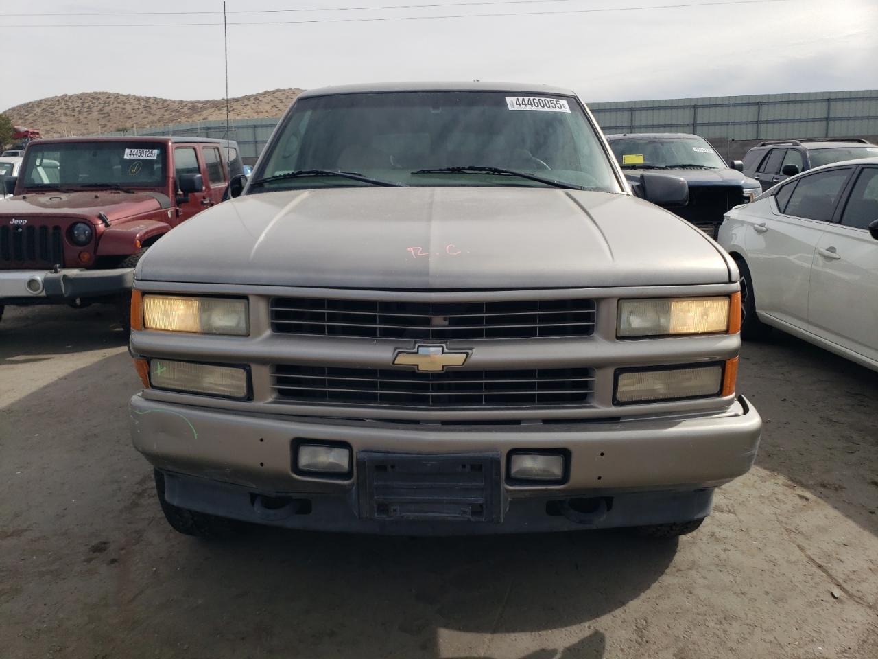 2000 Chevrolet Tahoe VIN 1GNEK13R6YR187338 Copart auction photo, front end / minor dent/scratches damage thumbnail 5