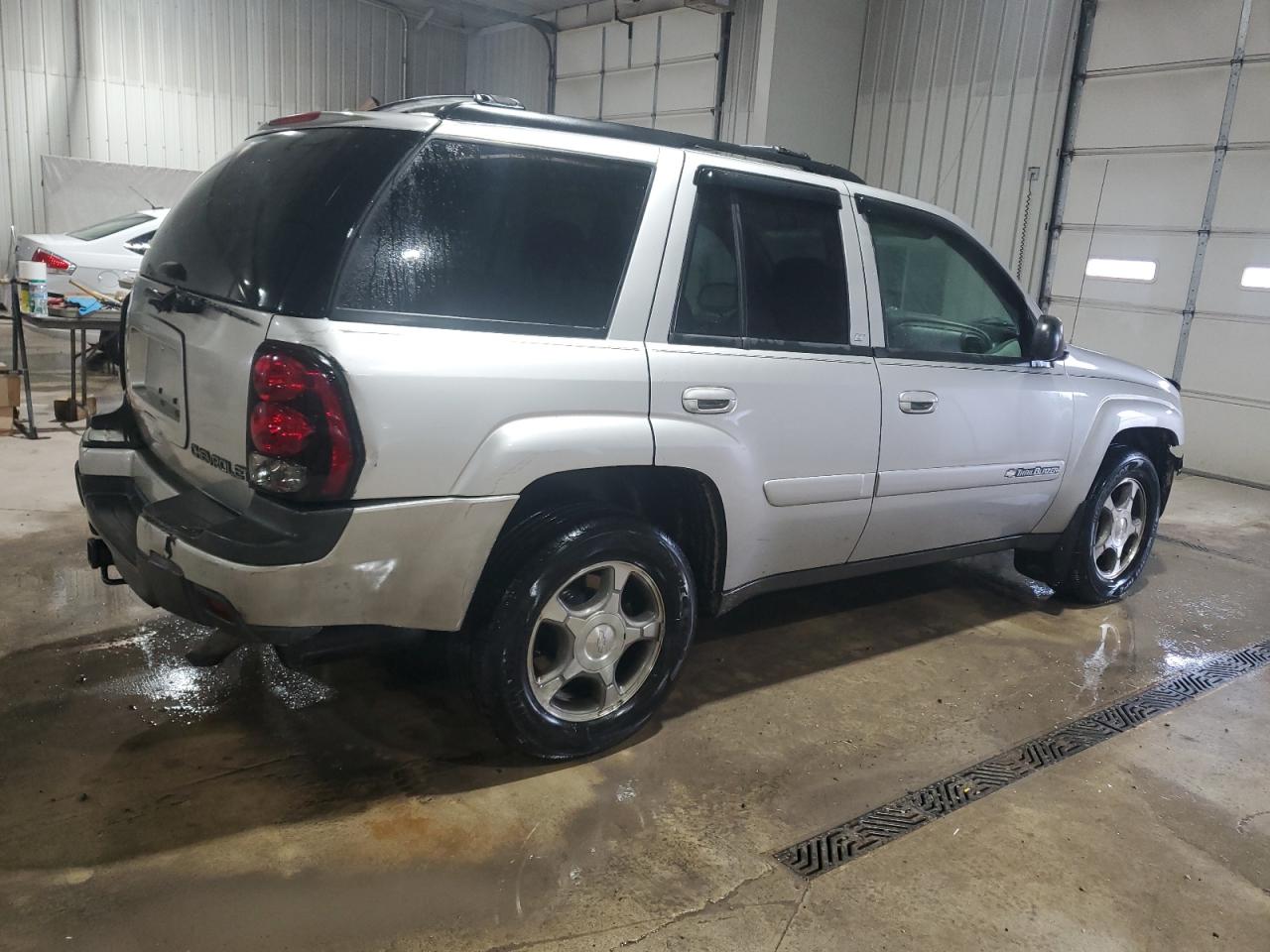 2004 Chevrolet TrailBlazer VIN 1GNDT13S142381970 Copart auction photo, front end damage thumbnail 3