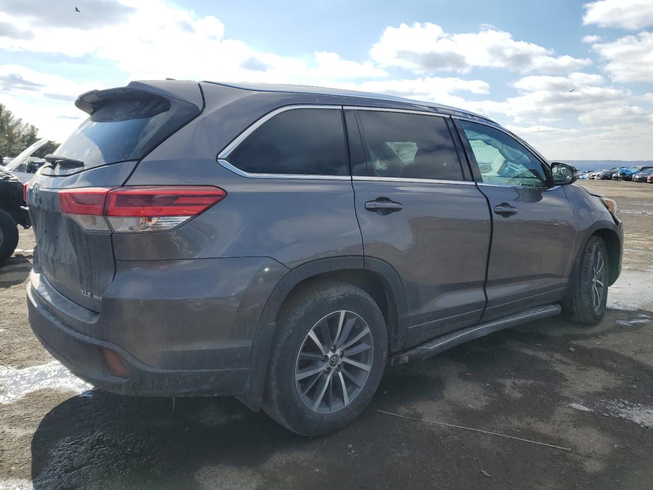 2017 Toyota Highlander VIN 5TDJZRFH6HS425176 Copart auction photo, rollover / side damage thumbnail 3