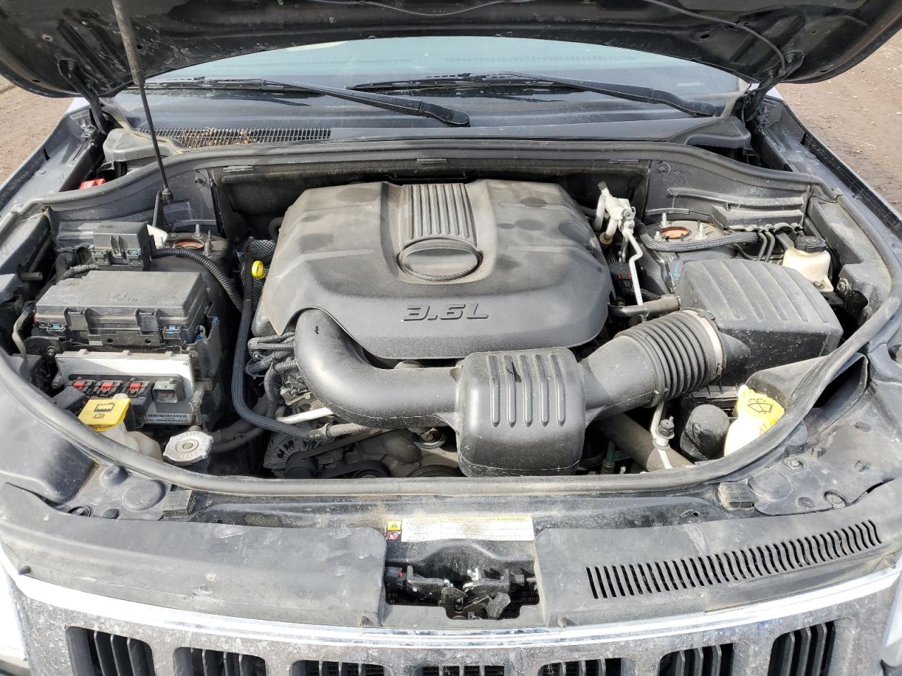 2011 Jeep Grand Cherokee VIN 1J4RR5GGXBC632352 Copart auction photo, front end / minor dent/scratches damage thumbnail 12