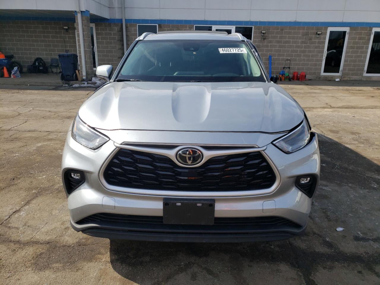 2022 Toyota Highlander VIN 5TDGZRBHXNS243847 Copart auction photo, side / front end damage thumbnail 5