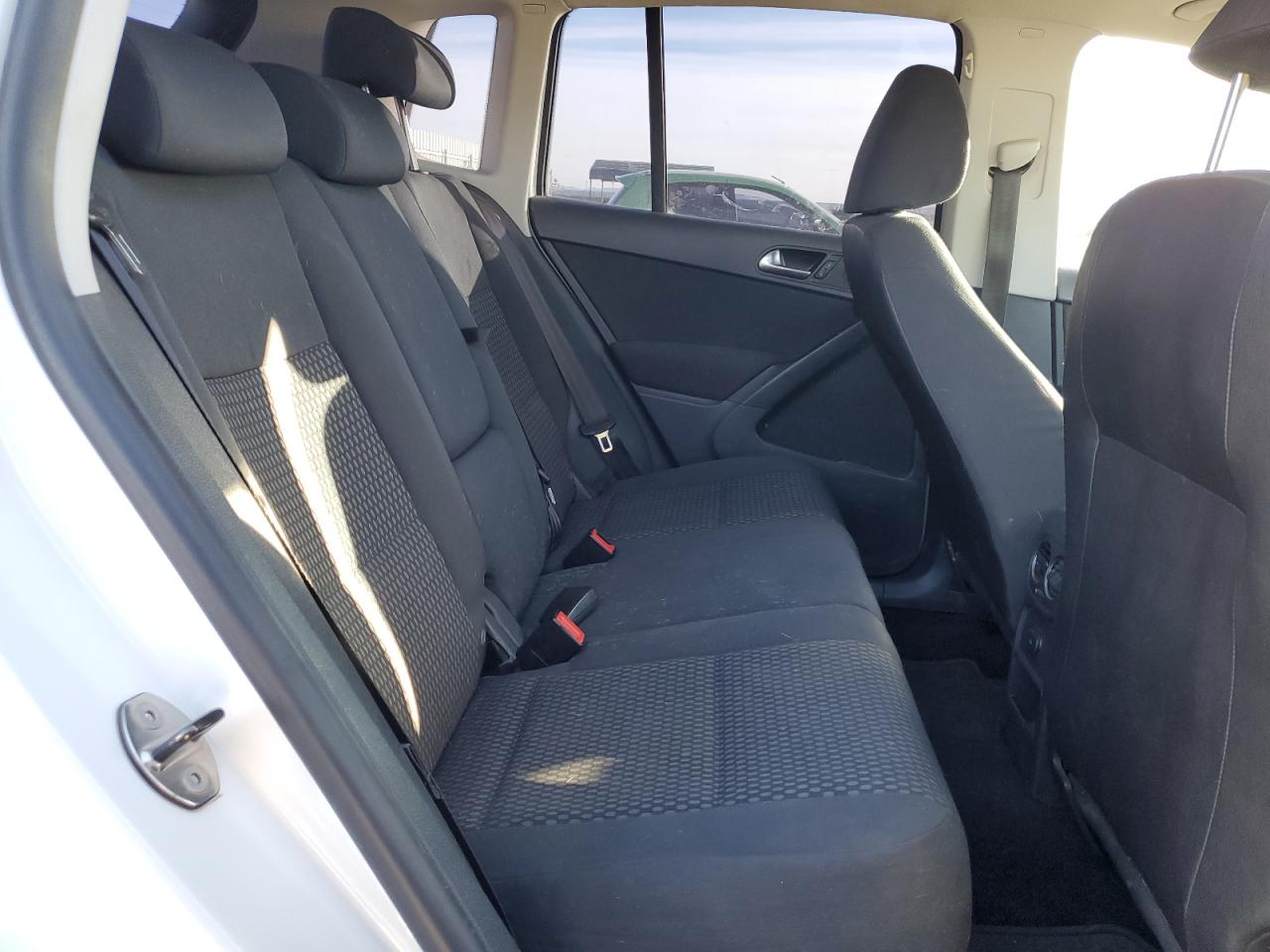 2010 Volkswagen Tiguan VIN WVGAV7AX5AW513491 Copart auction photo, vandalism / minor dent/scratches damage thumbnail 11