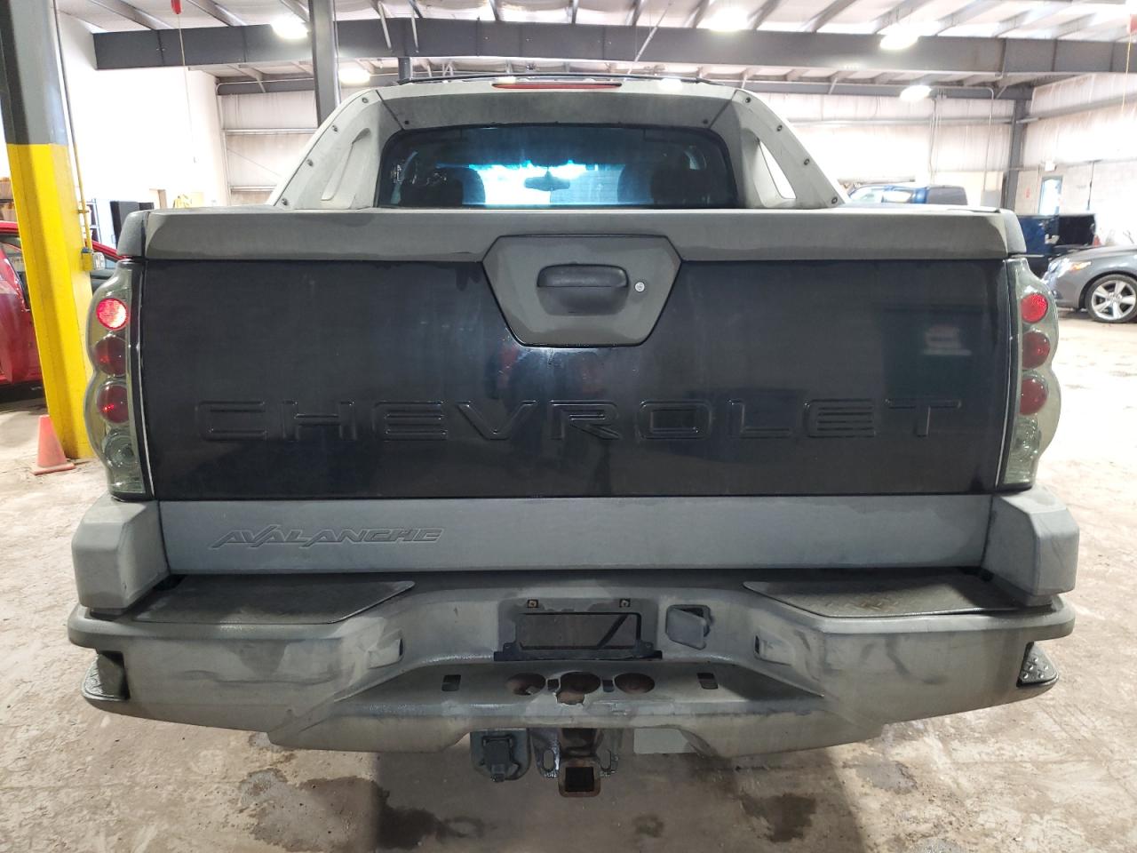 2002 Chevrolet Avalanche VIN 3GNEK13T22G237039 Copart auction photo, vandalism / front end damage thumbnail 6