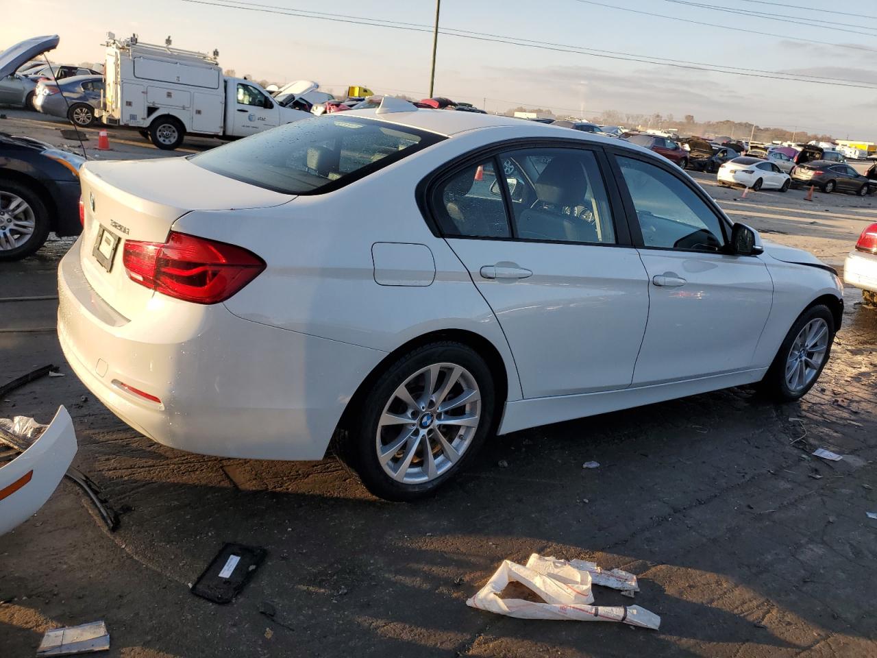 2017 BMW 3er VIN WBA8E1G33HNU16274 Copart auction photo, front end damage thumbnail 3