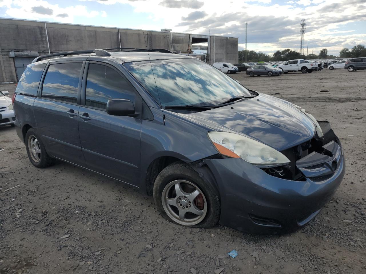 2006 Toyota Sienna VIN 5TDZA23C96S562975 Copart auction photo, front end / side damage thumbnail 4