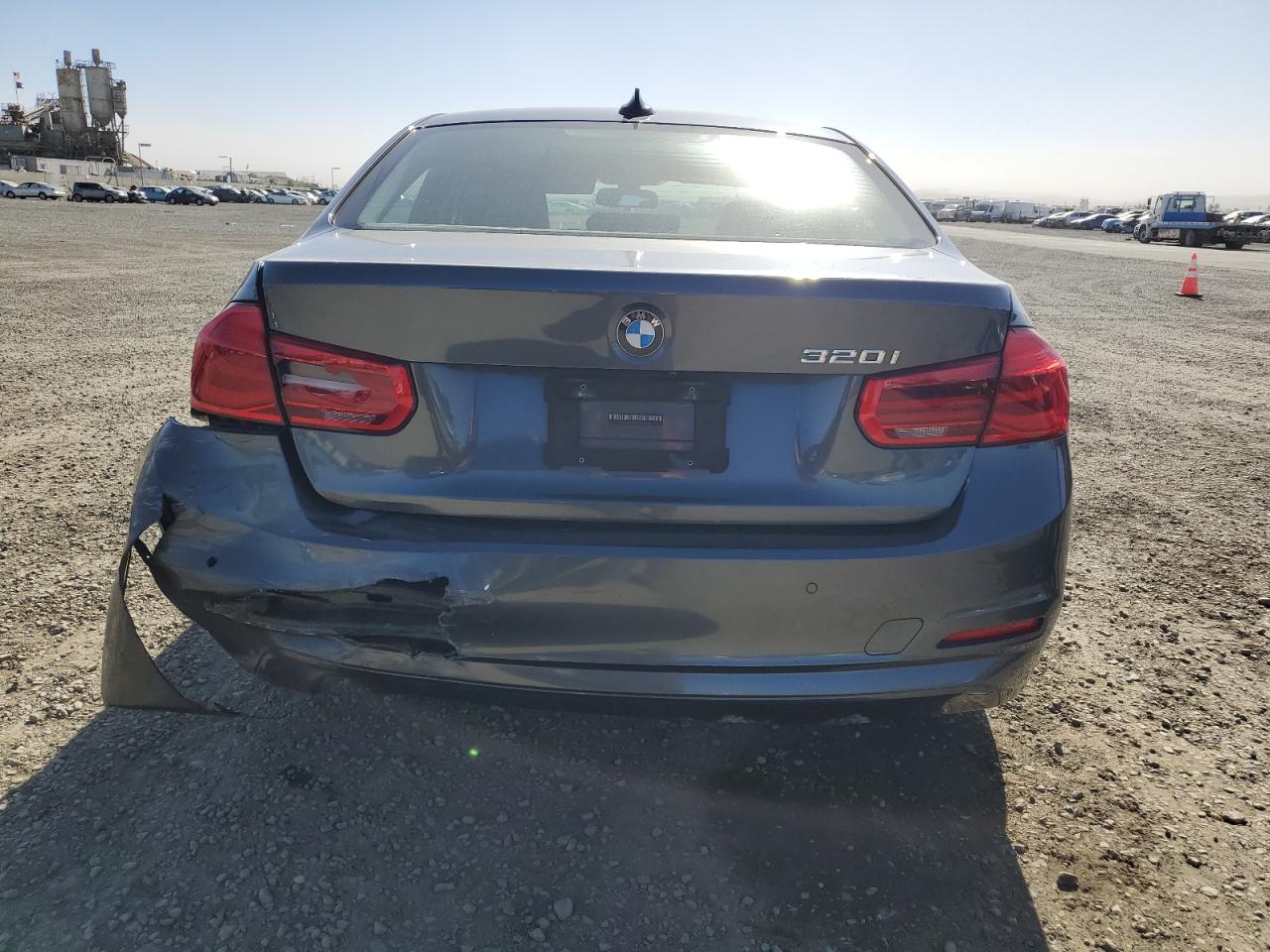 2016 BMW 3er VIN WBA8E1G59GNT33996 Copart auction photo, rear end / front end damage thumbnail 6