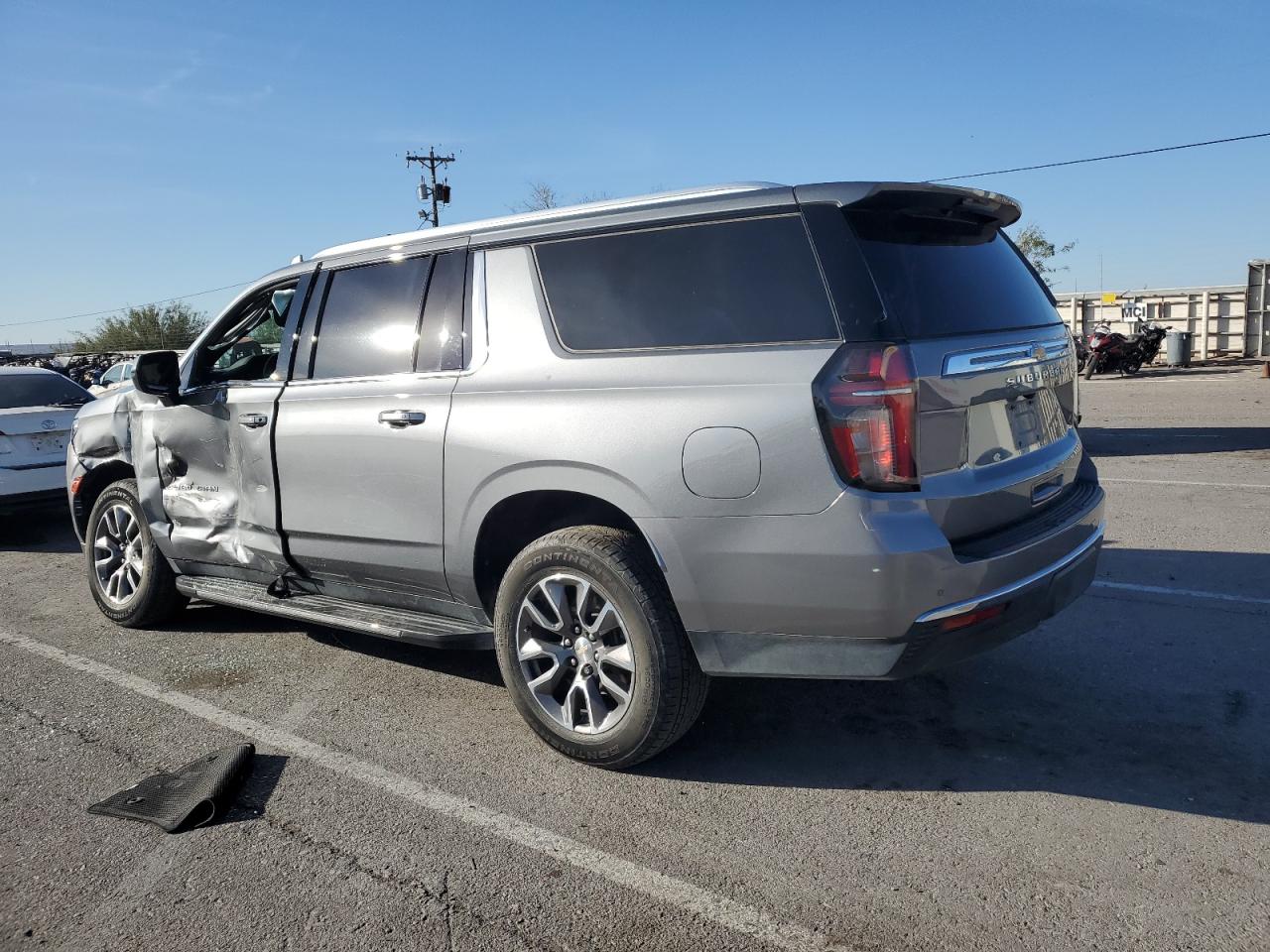 2022 Chevrolet Suburban VIN 1GNSCBKD0NR333272 Copart auction photo, side / front end damage thumbnail 2