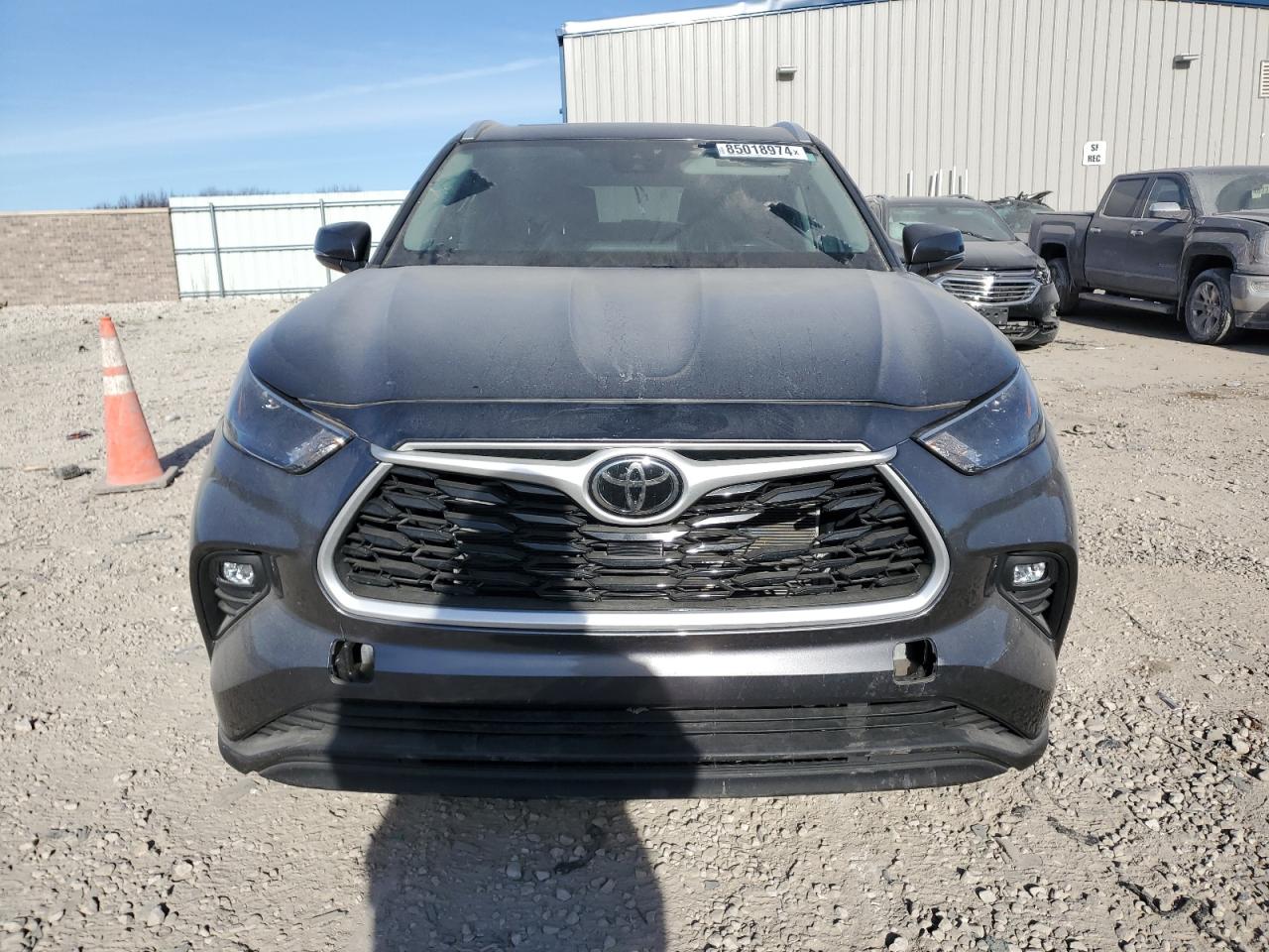 2022 Toyota Highlander VIN 5TDGZRBH1NS186258 Copart auction photo, vandalism / all over damage thumbnail 5