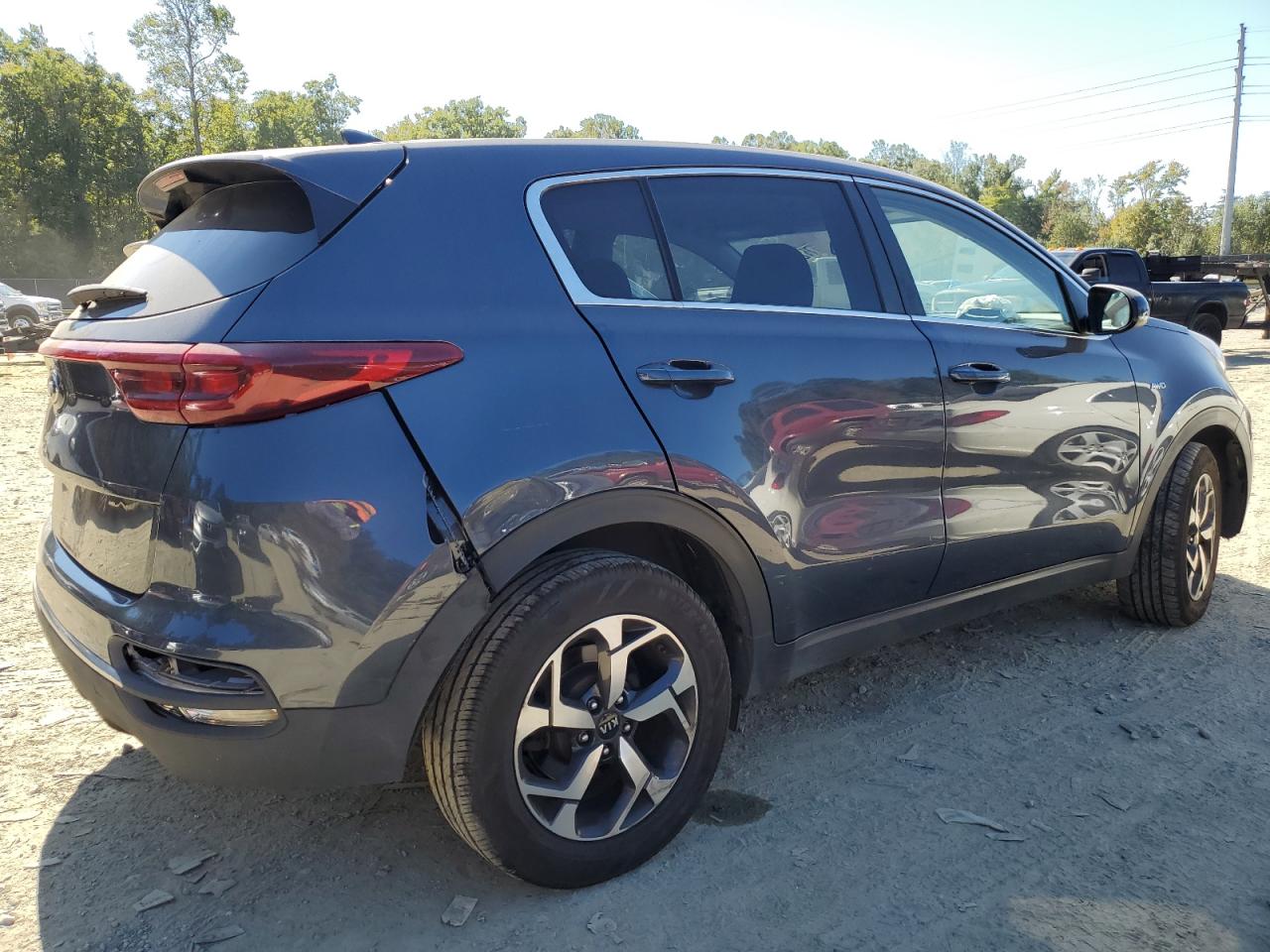 2020 KIA Sportage VIN KNDPMCAC1L7735708 Copart auction photo, vandalism / all over damage thumbnail 3