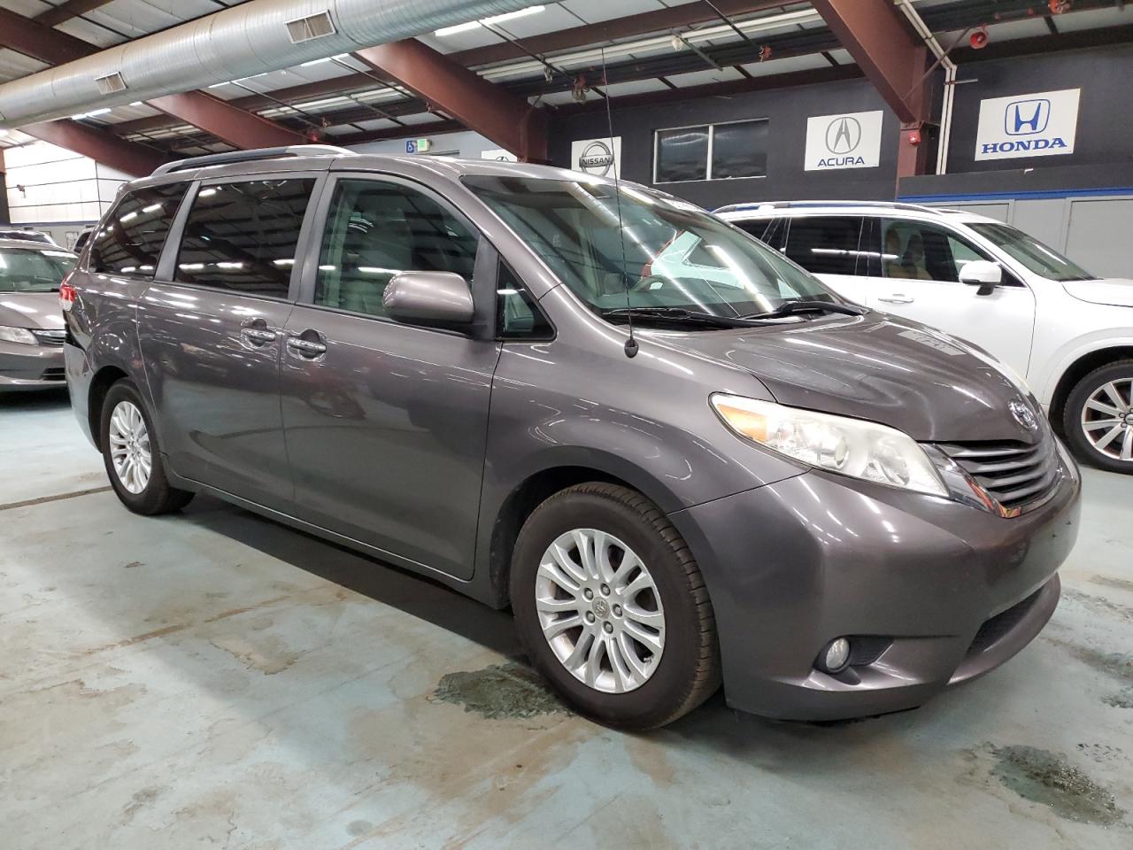 2013 Toyota Sienna VIN 5TDYK3DC5DS310893 Copart auction photo, minor dent/scratches damage thumbnail 4