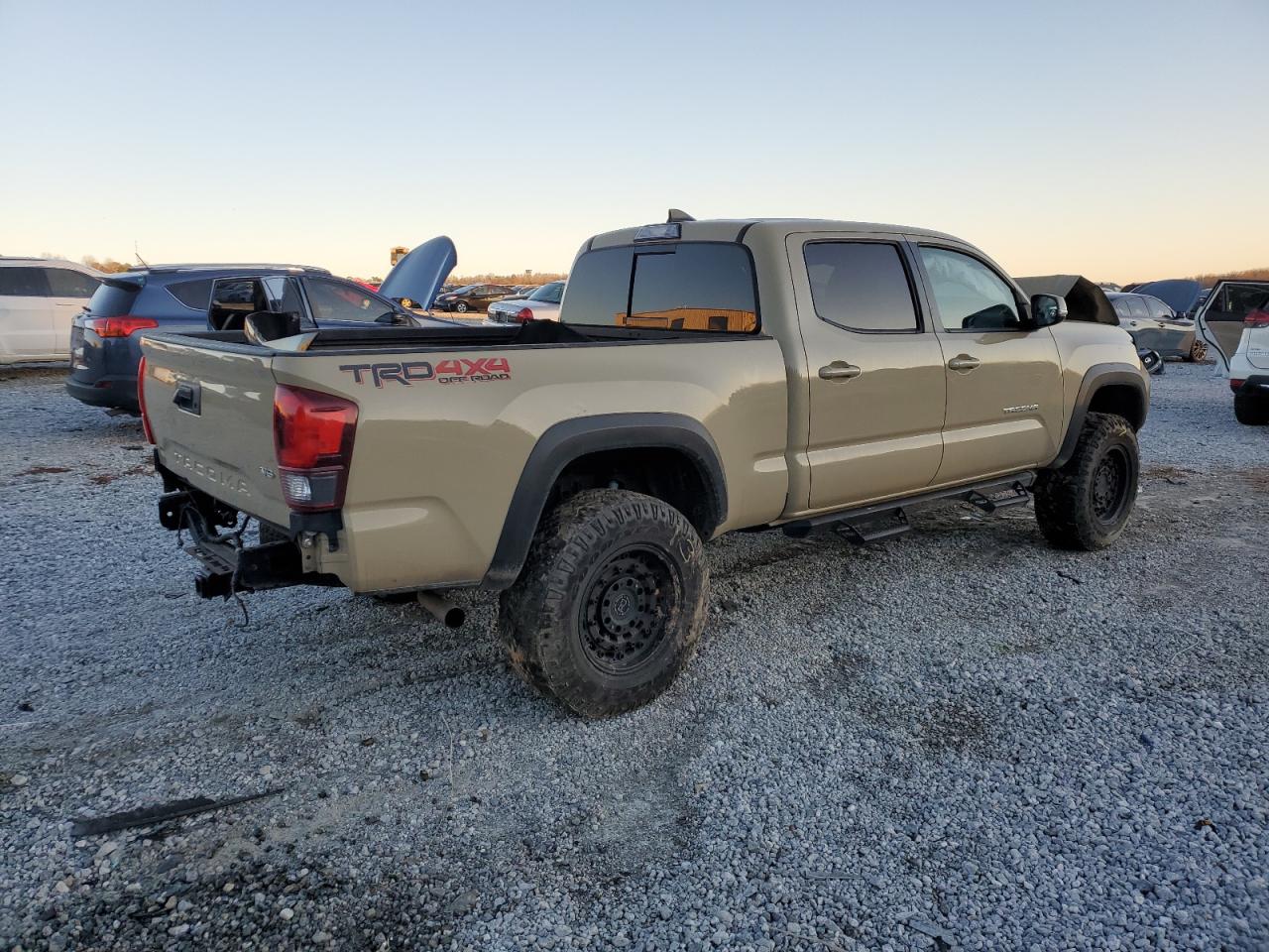 2018 Toyota Tacoma VIN 5TFDZ5BN0JX034624 Copart auction photo, front end / rear end damage thumbnail 3