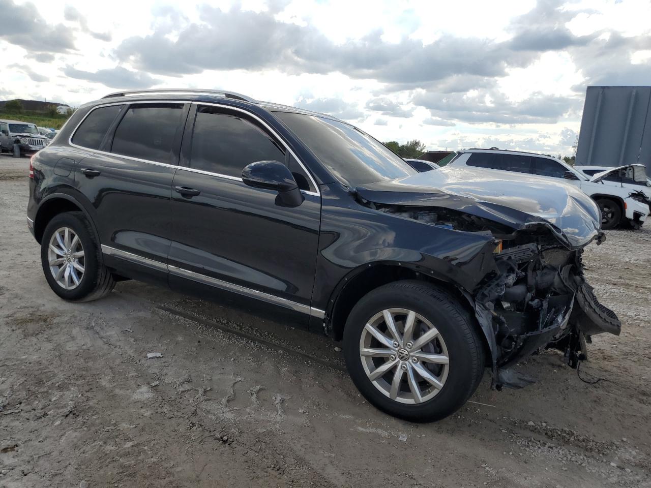 2017 Volkswagen Touareg VIN WVGEF7BP2HD000699 Copart auction photo, front end / mechanical damage thumbnail 4