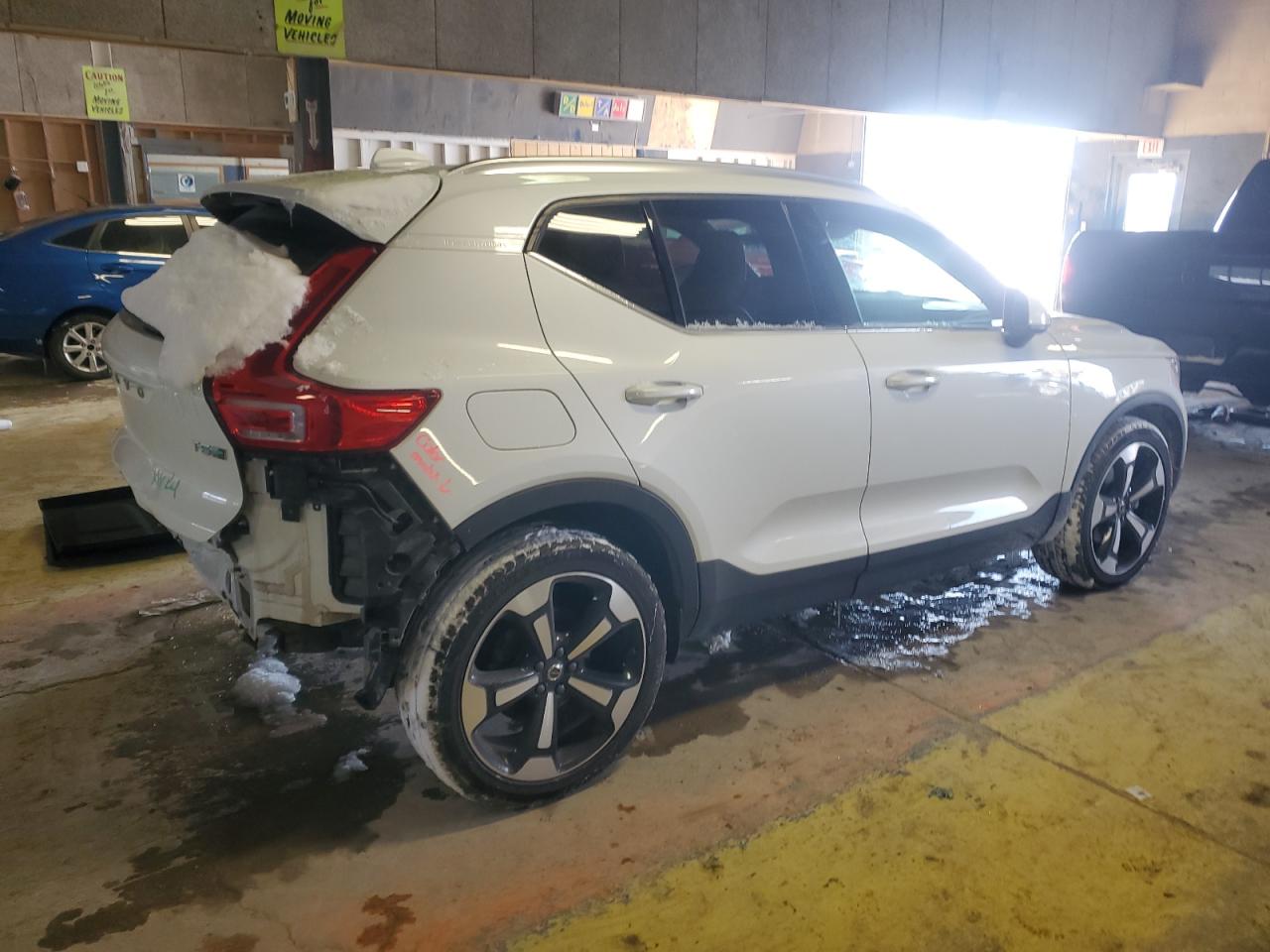 2019 Volvo XC40 VIN YV4162UL2K2053399 Copart auction photo, rear end / minor dent/scratches damage thumbnail 3