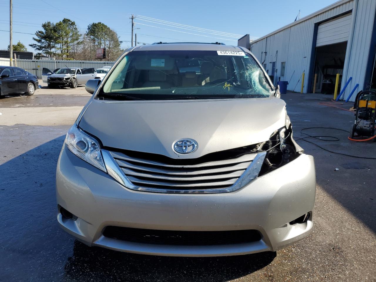 2015 Toyota Sienna VIN 5TDKK3DC7FS581267 Copart auction photo, side / front end damage thumbnail 5