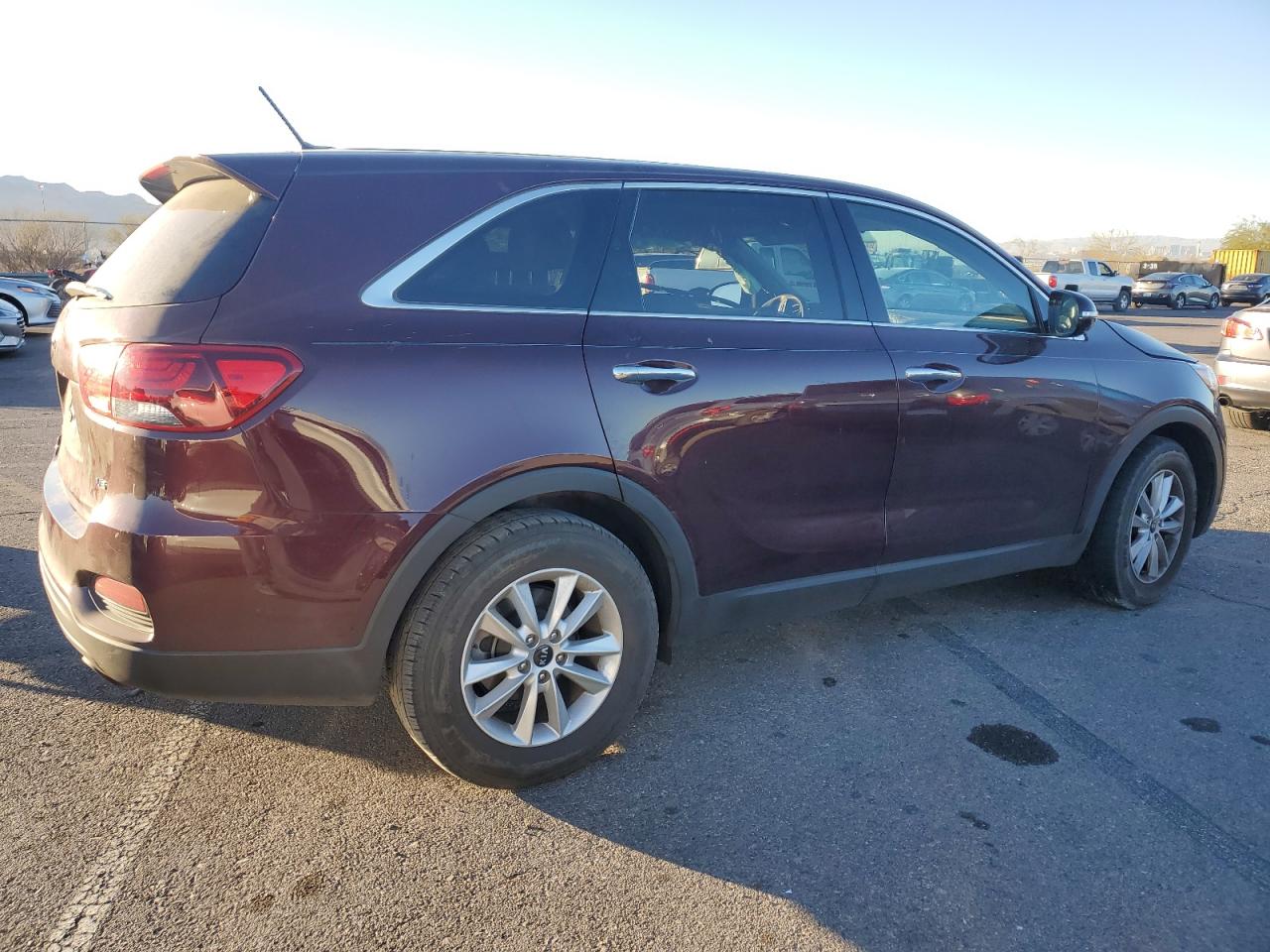 2019 KIA Sorento VIN 5XYPG4A50KG490593 Copart auction photo, side / front end damage thumbnail 3