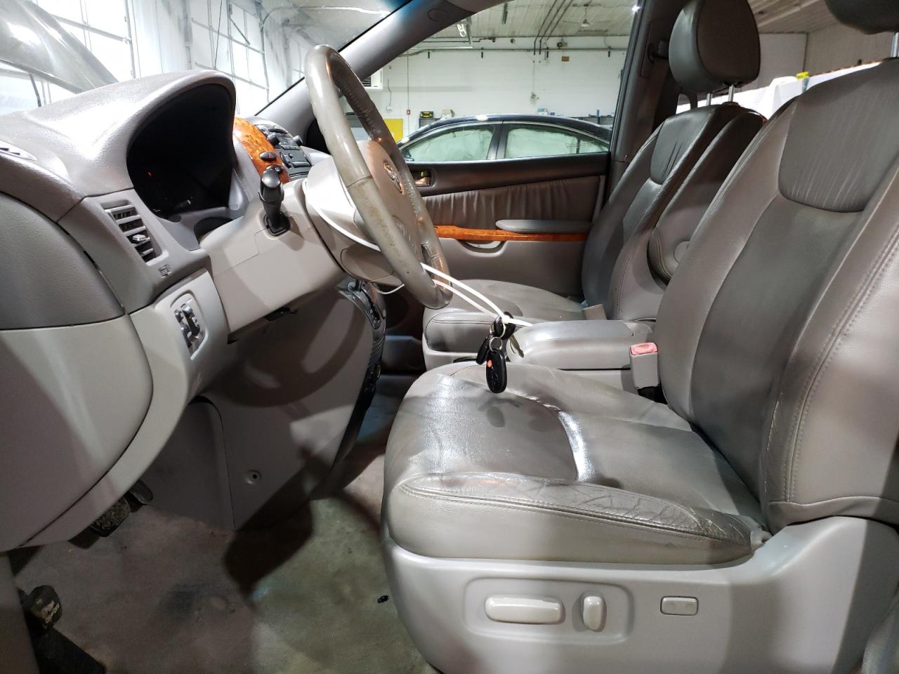 2010 Toyota Sienna VIN 5TDYK4CC1AS302082 Copart auction photo, rear end / minor dent/scratches damage thumbnail 7