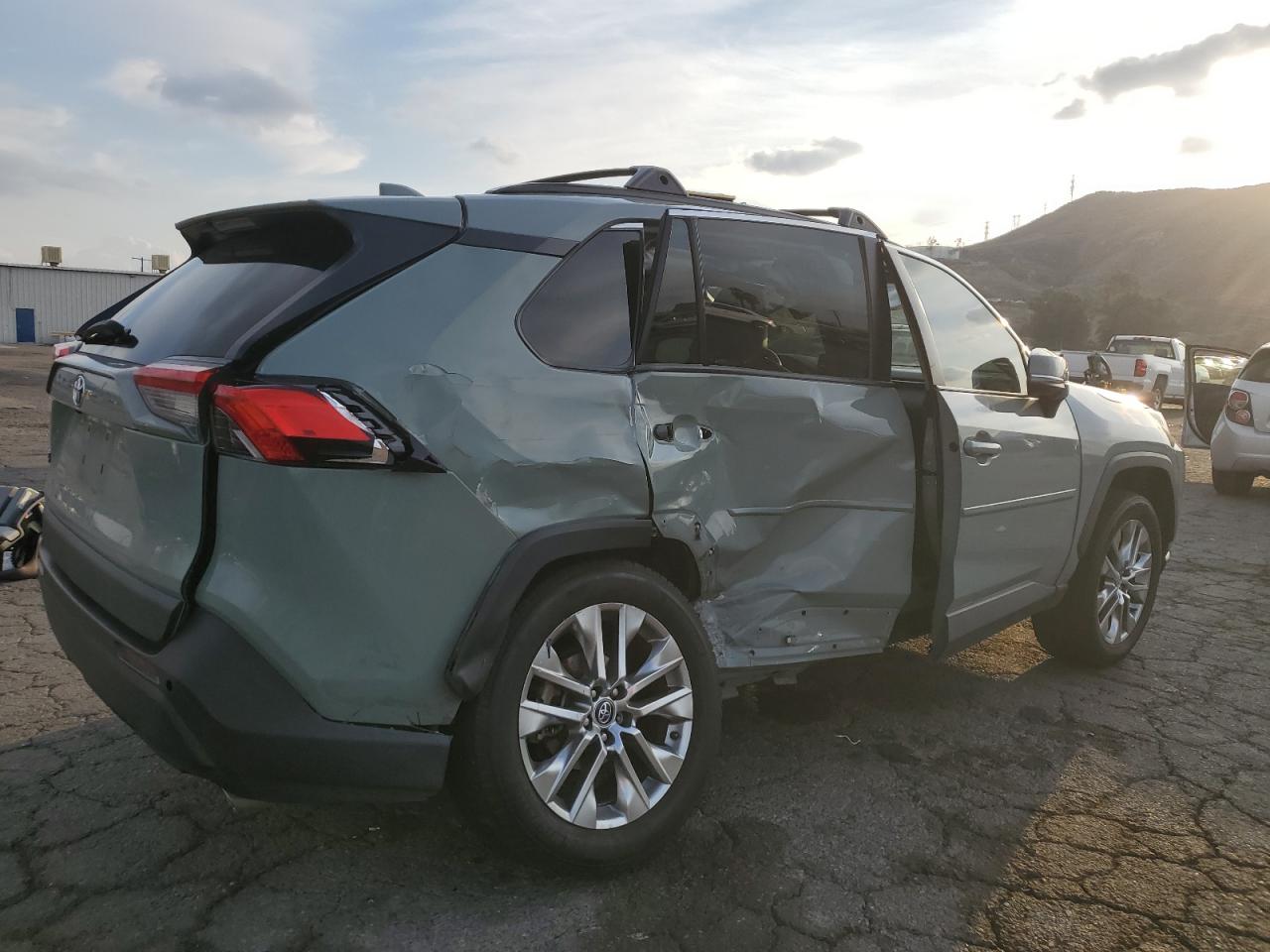 2020 Toyota RAV 4 VIN 2T3C1RFV8LW082917 Copart auction photo, side / rear end damage thumbnail 3
