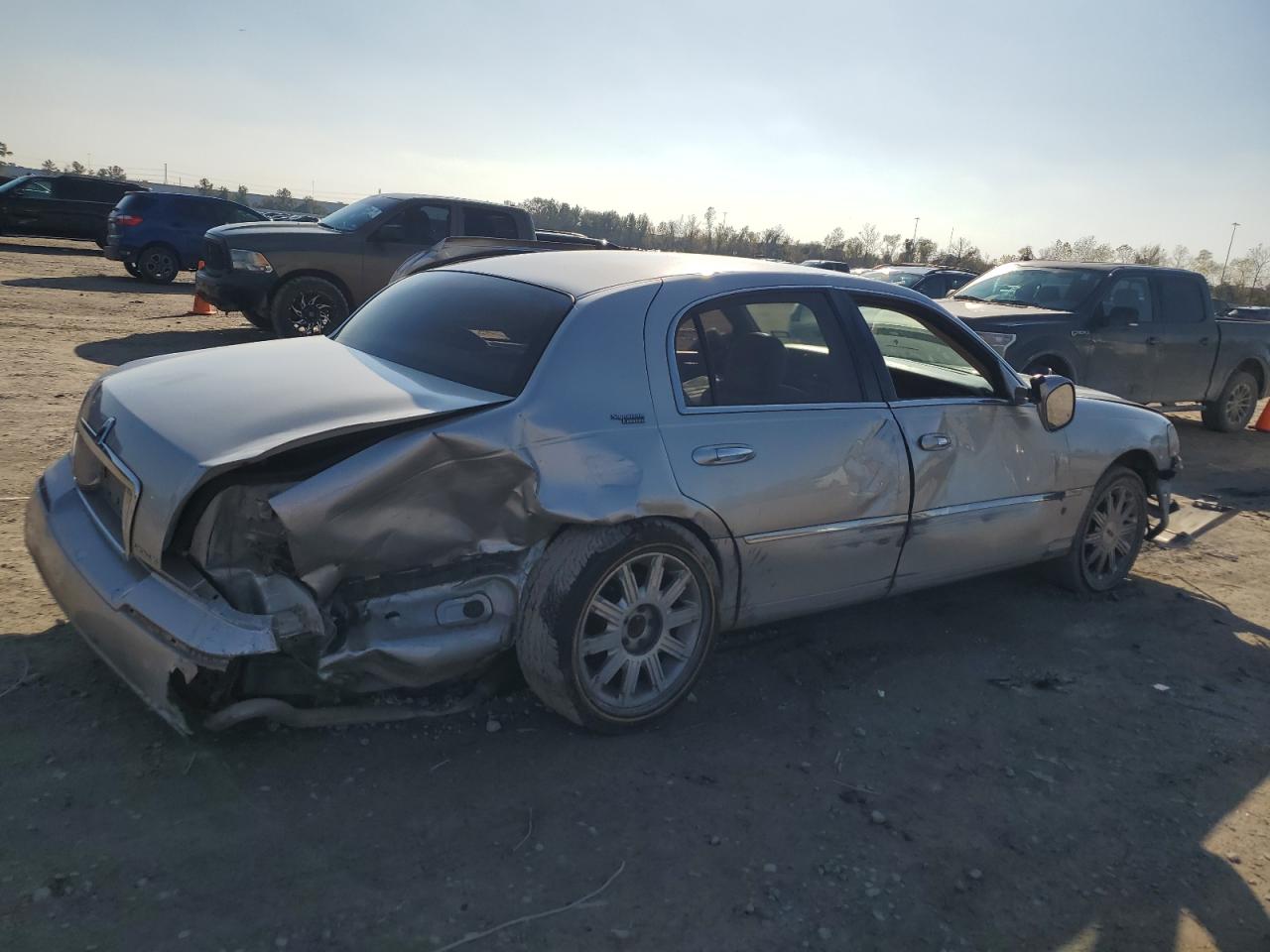2007 Lincoln Town Car VIN 1LNHM82VX7Y625107 Copart auction photo, all over damage thumbnail 3