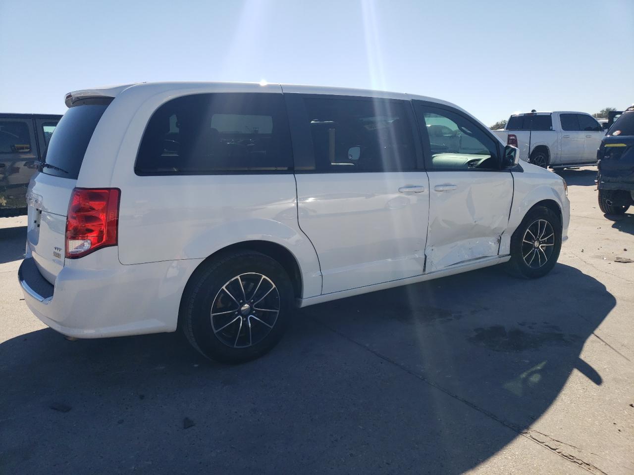 2018 Dodge Caravan VIN 2C4RDGEGXJR206167 Copart auction photo, side damage thumbnail 3