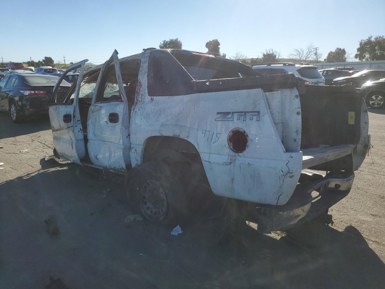 2004 Chevrolet Avalanche VIN 3GNEC12T24G239715 Copart auction photo, vandalism / stripped damage thumbnail 2